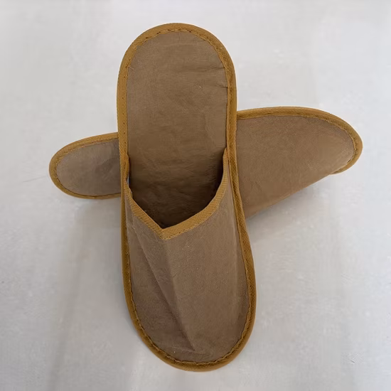 Umweltfreundliche Hotelpantoffeln mit Stickerei